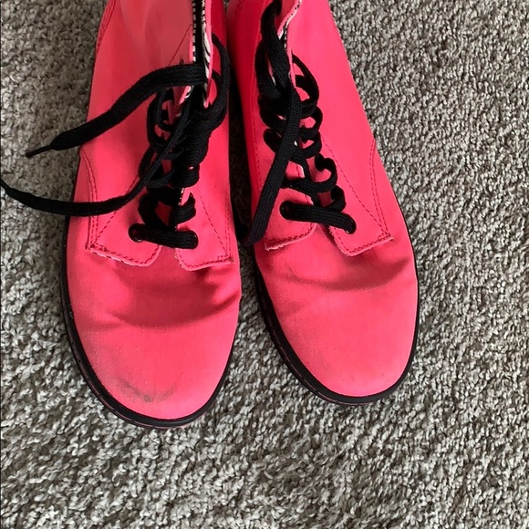 Pink Doc’s - Picture 3 of 5